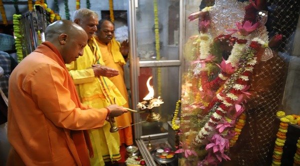 cm yogi prays in bhishm arti