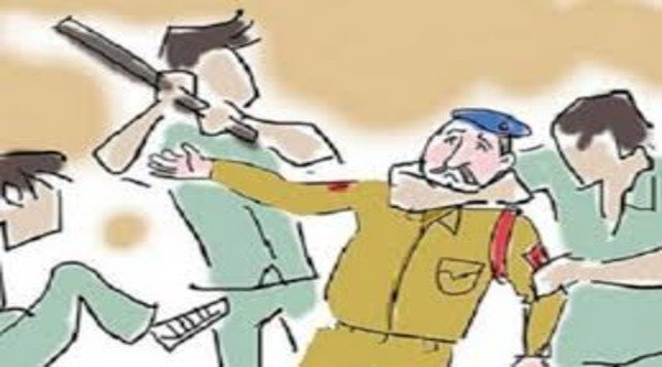 attack on police mens, during police proceeding
