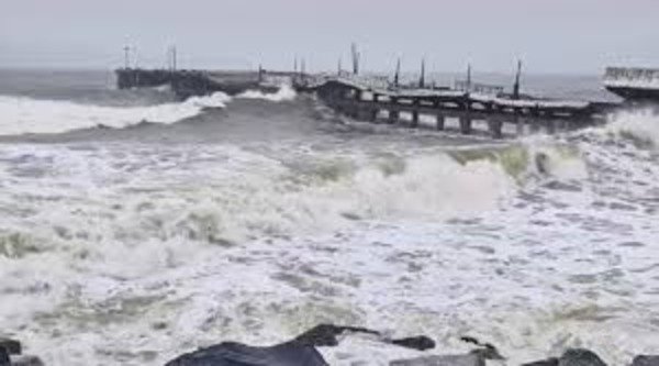 Cyclone Fengal will hit the coast today, alert of heavy rain...knock of devastation