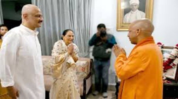 CM Yogi met the family members of Justice Giridhar Malviya: He died recently in Prayagraj, Chief Minister remembered the contribution of Justice