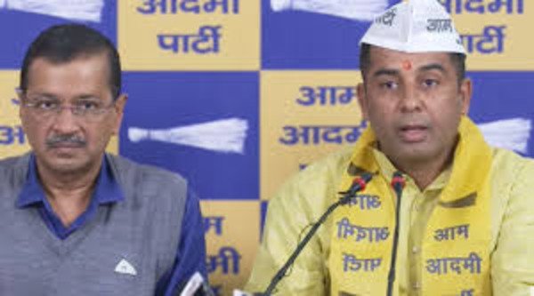 anil jha joins aap, kejriwal welcomes anil jha