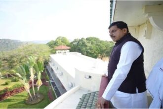 Chief Minister Dr. Yadav took stock of Raj Bhavan and Ravi Shankar Bhawan (Chief Minister's residence) in Pachmarhi.