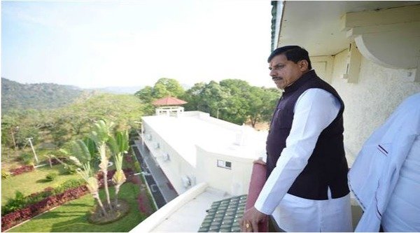 Chief Minister Dr. Yadav took stock of Raj Bhavan and Ravi Shankar Bhawan (Chief Minister's residence) in Pachmarhi.