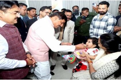 Chief Minister started the campaign by giving pulse polio medicine to children