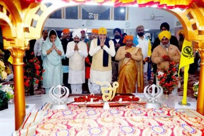 मुख्यमंत्री डॉ. मोहन यादव ने "वीर बाल दिवस" पर दिन की शुरूआत हमीदिया रोड के गुरुद्वारे में मत्था टेककर, साहिबजादों के बलिदान के स्मरण के साथ की। उन्होंने गुरबाणी का श्रवण भी किया। मुख्यमंत्री डॉ. मोहन यादव ने "जो बोले सो निहाल-सत् श्री अकाल" के उद्घोष के साथ अपना संबोधन आरंभ करते हुए कहा कि आज का दिन भारत ही नहीं, संपूर्ण विश्व के लिए विशेष है। गुरु गोविंद सिंह ने अपना संपूर्ण जीवन, धर्म-समाज और देश के लिए समर्पित कर दिया। ऐसे महान व्यक्तित्व का यह सौभाग्य था कि उनके परिवार ने भी स्वयं को देश पर बलिदान किया। यह इतिहास की अद्वितीय घटना है। प्रधानमंत्री श्री नरेन्द्र मोदी ने करतारपुर साहब के दर्शन की व्यवस्था और आज के दिन को वीर बाल दिवस के रूप में मनाने जैसी अनेकों सौगातें समाज को प्रदान की हैं। आने वाली पीढ़ियों को वीर बालकों की शहादत से अवगत कराना जरूरी मुख्यमंत्री डॉ. यादव ने कहा कि गुरु गोविंद सिंह जी के जीवन के विविध पक्षों को पाठ्यक्रम में सम्मिलित किया जा रहा है। आने वाली पीढ़ियों को वीर बालकों की शहादत से अवगत कराने के लिए उनके दृढ़ संकल्प, वीरता और बलिदान का उल्लेख भी पाठ्य पुस्तकों में होगा। मुख्यमंत्री डॉ. यादव ने गुरुद्वारा प्रबंधक कमेटी हमीदिया रोड द्वारा वीर बाल दिवस पर गुरुद्वारे की सभी व्यवस्थाएं बच्चों को सौंपने की पहल और बच्चों द्वारा पूरी जिम्मेदारी से किए जा रहे हैं दायित्व निर्वहन की सराहना की। मुख्यमंत्री डॉ. यादव ने शहादत की गाथा पुस्तक का किया विमोचन मुख्यमंत्री डॉ.यादव ने गुरुद्वारा प्रबंधक कमेटी हमीदिया रोड द्वारा प्रकाशित पुस्तक "साहिब श्री गुरु गोविंद सिंह जी के लख्ते जिगर चार साहिबजादे एवं माता गुजरी जी की लासानी शहादत की गाथा" का विमोचन किया। मुख्यमंत्री डॉ. यादव ने लघु फिल्म "शहीदी गाथा" भी देखी। इस अवसर पर भोपाल महापौर श्रीमती मालती राय, सांसद श्री आलोक शर्मा, वरिष्ठ जनप्रतिनिधि सुश्री नेहा बग्गा तथा सिख समाज के प्रतिनिधि उपस्थित थे।