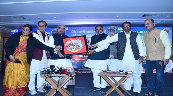 Mahakumbh 2025: Along with Mahakumbh, PM Modi will also give a new direction to the development of Prayagraj.