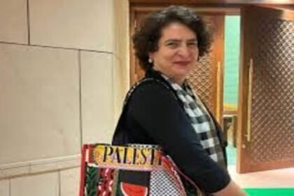 Priyanka Gandhi arrived with a bag in support of Palestine, 'Azad hoga...' written on the bag