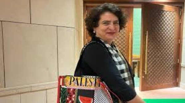 Priyanka Gandhi arrived with a bag in support of Palestine, 'Azad hoga...' written on the bag