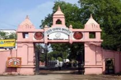 Uproar in UP College, Banaras, students adamant on reciting Hanuman Chalisa at the tomb, saffron flag waved at the gate