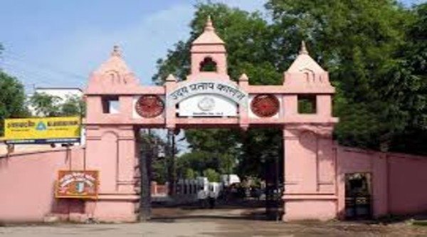 Uproar in UP College, Banaras, students adamant on reciting Hanuman Chalisa at the tomb, saffron flag waved at the gate