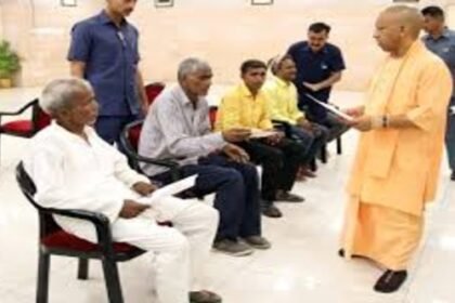 CM Yogi Adityanath listened to problems in Janta Darshan program
