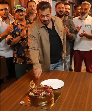 salman khan celebrate his birthday with family and friends