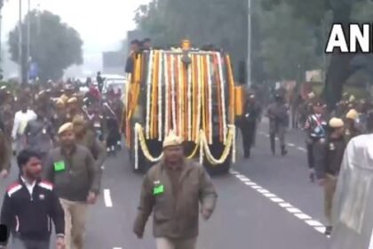 Manmohan's last journey: Rahul Gandhi sitting in the vehicle, Modi-Rajnath will also attend