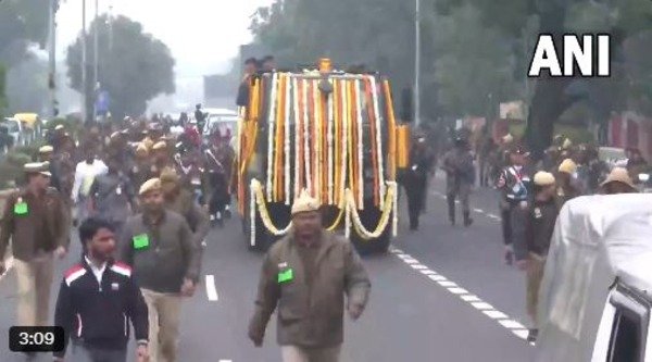 Manmohan's last journey: Rahul Gandhi sitting in the vehicle, Modi-Rajnath will also attend