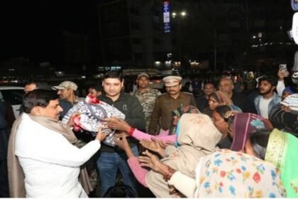Chief Minister Dr. Yadav reached the night shelters of Bhopal late at night and distributed blankets to the needy and women.