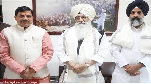 Chief Minister Dr. Yadav reached Radha Swami Dera in Indore.