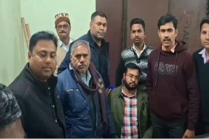 Lokayukta arrested Patwari taking bribe in Banda