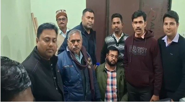 Lokayukta arrested Patwari taking bribe in Banda