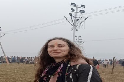 Bathing in Ganga in Mahakumbh, Tilak applied, Pinar from Türkiye came out on the sands of Sangam