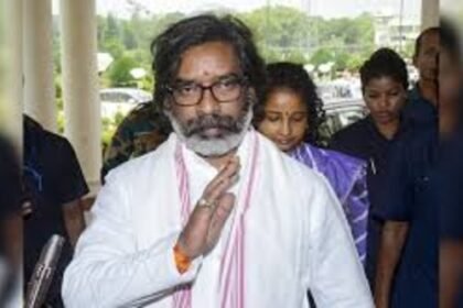 Jharkhand Chief Minister Hemant Soren participated in the state level function of Mainiyan Samman Yojana and gave the gift.