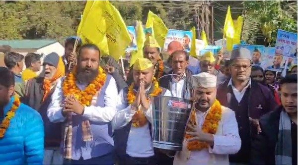 Bobby Panwar and Tribhuvan Chauhan arrived in support of the independent candidate.