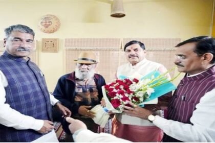 Chief Minister Dr. Yadav reached the residence of Shri Bhatti, nominated for Padma Shri, and extended his best wishes.