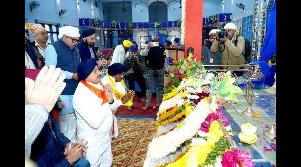 Chief Minister Dr. Yadav bowed his head in front of Guru Granth Sahib and participated in Guru Ardaas.