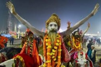 Devotees coming from all directions are giving priority to Sangam Nose for bathing.