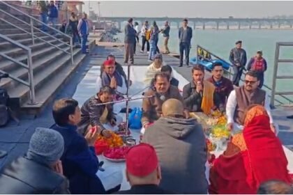 SP President Akhilesh Yadav reached Haridwar with the ashes of his uncle Rajpal Singh Yadav.