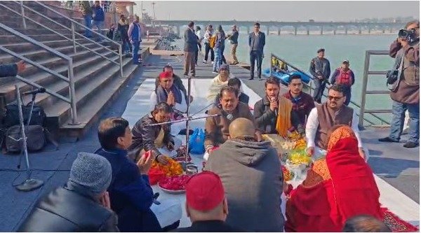 SP President Akhilesh Yadav reached Haridwar with the ashes of his uncle Rajpal Singh Yadav.