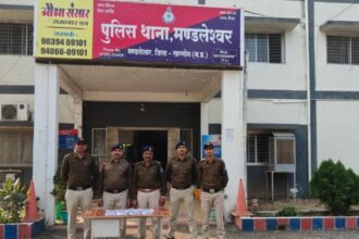 8 people were caught gambling in Mandaleshwar: Police raided and seized Rs 66,500 and 52 decks of cards.