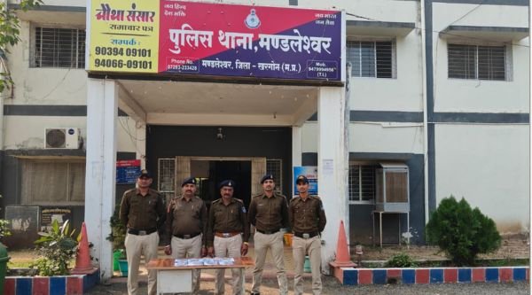 8 people were caught gambling in Mandaleshwar: Police raided and seized Rs 66,500 and 52 decks of cards.