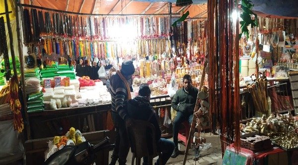 Shops of worship material are being decorated in the Sangam area before Mahakumbh.