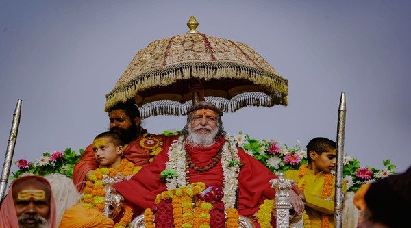 Shri Shambhu Panch Dashnam Atal Akhara reached Mahakumbh area with his favorite Ganpati and Naga Sannyasis.