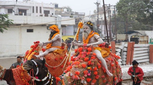 Grand entry of Shri Panchayati Akhara Maha Nirvani took place in the cantonment area of ​​Maha Kumbh.