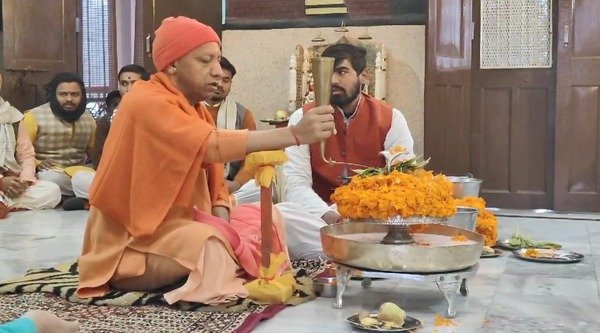 CM Yogi wished for the welfare of the nation by performing Rudrabhishek.