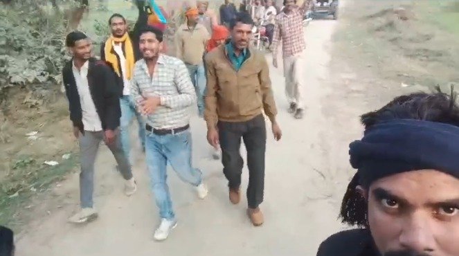 डीजे की धुन जमकर थिरके लोग 