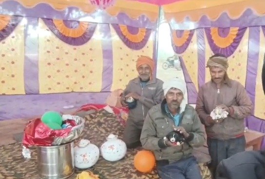 कुतिया से अनोखा प्रेम, पिल्लों के जन्म पर मना जश्न 