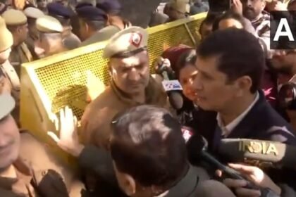 दिल्ली का दंगल: आप बीजेपी के बीच जुबानी जंग तेज