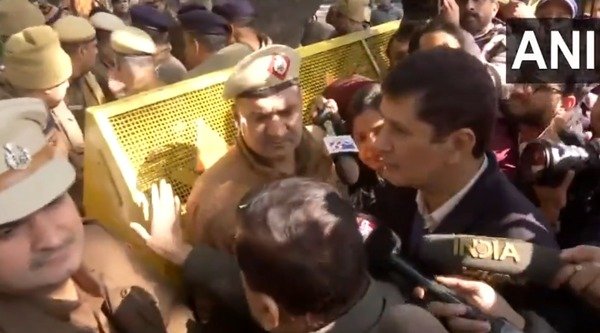 दिल्ली का दंगल: आप बीजेपी के बीच जुबानी जंग तेज