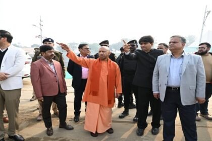 CM Yogi had food with the saints of all the Akharas, presented gifts