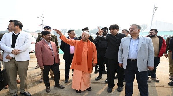 CM Yogi had food with the saints of all the Akharas, presented gifts