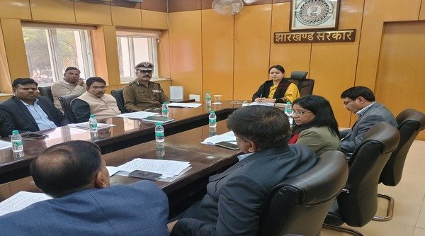 Theft at Poonam Dhillon's house? Thieves made away with necklace and cash...