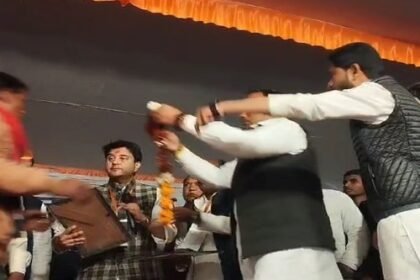 Union Minister Jyotiraditya Scindia honored the workers