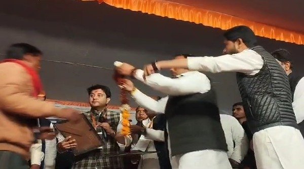 Union Minister Jyotiraditya Scindia honored the workers