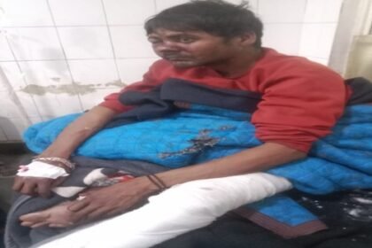In Ghatigaon police station area of ​​Gwalior, two people beat up a young man with sticks and rods who had come to abuse him at home over an old dispute.