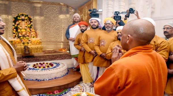 CM Yogi bowed his head at the feet of Ram Lala 