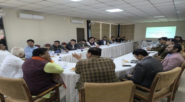 Collector held a meeting with public representatives and officials in Maheshwar regarding preparations for the cabinet meeting.