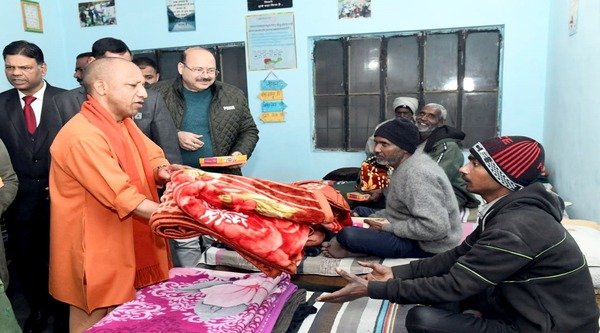 CM Yogi inspected night shelters at Mill Colony and Laxman Mela Road, distributed blankets and food among the needy.