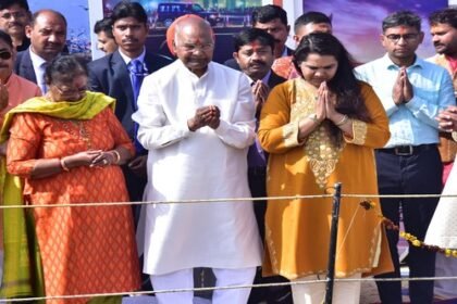 Former President Ramnath Kovind and Dr. Kumar Vishwas took a dip in Sangam, Gautam Adani served the devotees.